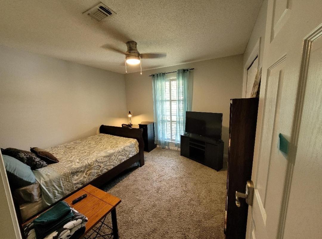 Bedroom Four Minutes From Beach Pensacola Zewnętrze zdjęcie